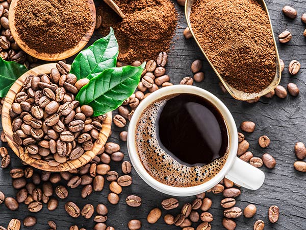 Café en grains Bio avec une tasse et des feuilles